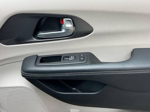 Used 2023 Chrysler Pacifica Touring-L FWD image 21