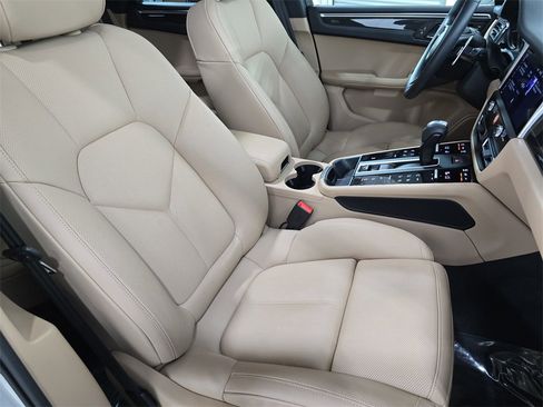 Certified 2025 Porsche Macan image 27