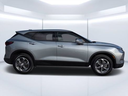Used 2025 Chevrolet Blazer LT FWD image 2