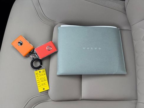 Used 2025 Volvo XC90 B6 Plus image 23