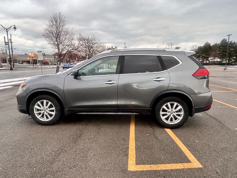 Used 2017 Nissan Rogue SV image 2