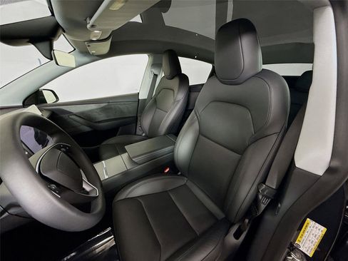 Used 2026 Tesla Model Y Long Range image 18