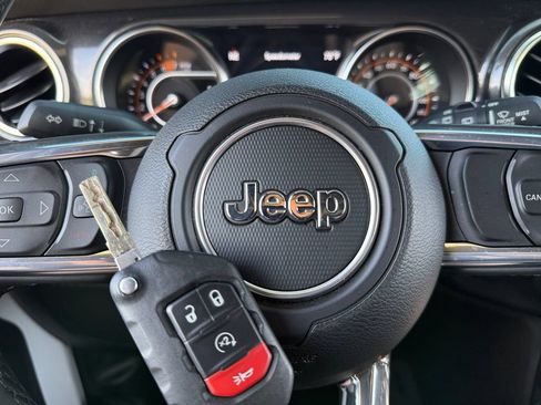 Used 2022 Jeep Wrangler Unlimited Sahara AWD/4WD image 43