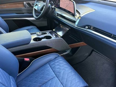 Used 2026 Cadillac Vistiq Premium Luxury w/ LPO, Floor Liner Package AWD/4WD image 15