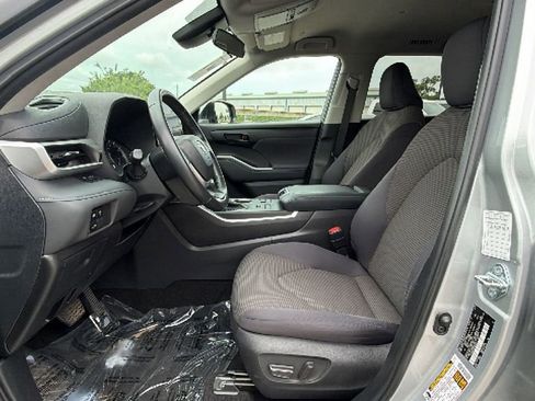 Used 2024 Toyota Highlander LE AWD/4WD image 16