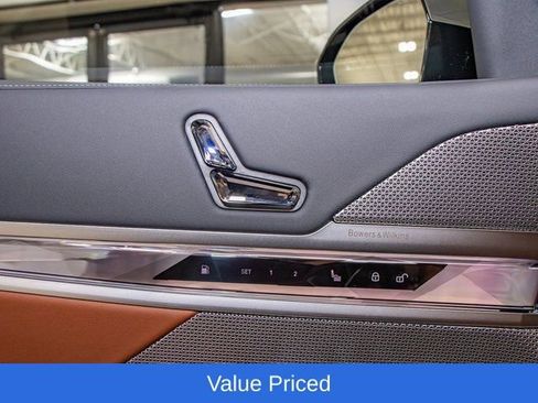 Used 2025 BMW 750e xDrive w/ Premium Package AWD/4WD image 14
