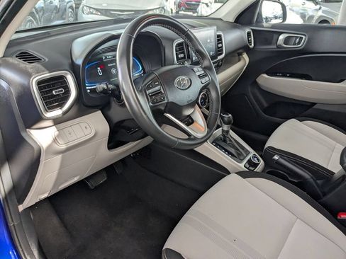Used 2025 Hyundai Venue SEL FWD image 13