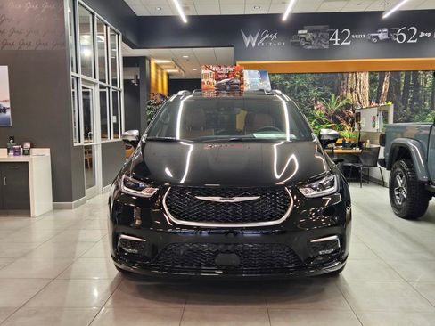 New 2026 Chrysler Pacifica Pinnacle image 4