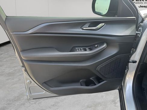 New 2025 Jeep Grand Cherokee Altitude image 25