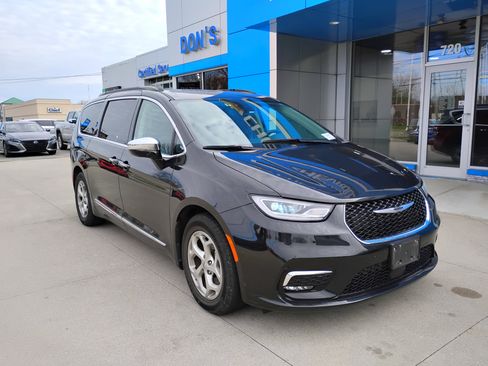 Used 2023 Chrysler Pacifica Limited image 3