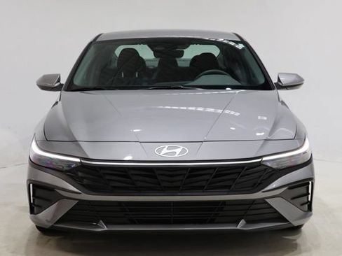 Used 2025 Hyundai Elantra SE FWD image 2