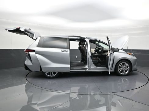 Used 2023 Toyota Sienna Platinum image 30