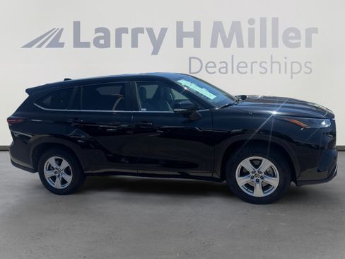 Used 2025 Toyota Highlander LE FWD image 6