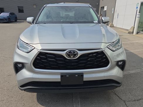 Used 2021 Toyota Highlander LE AWD/4WD image 4