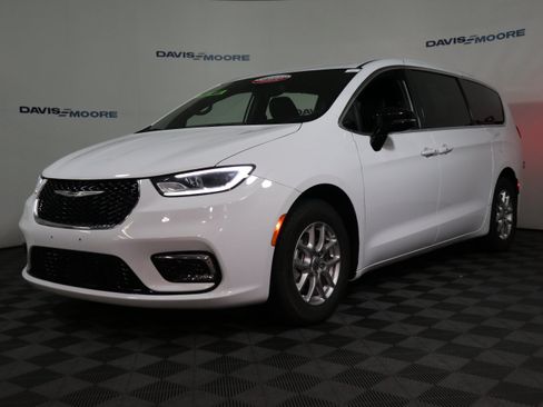 Used 2025 Chrysler Pacifica Select FWD image 12