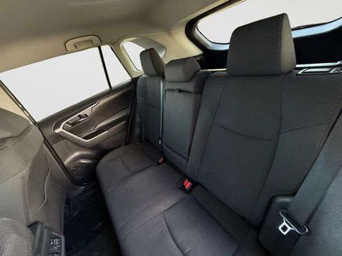Used 2021 Toyota RAV4 LE AWD/4WD image 12