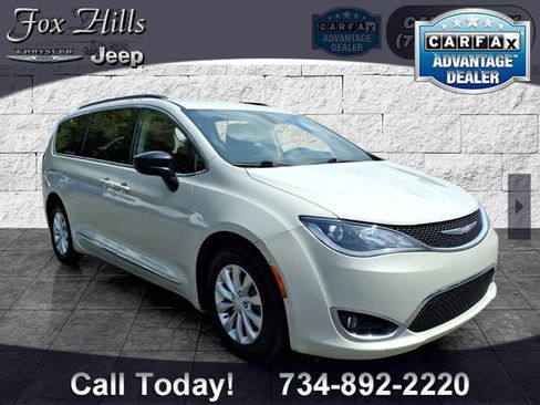 Used 2017 Chrysler Pacifica Touring-L FWD image 1