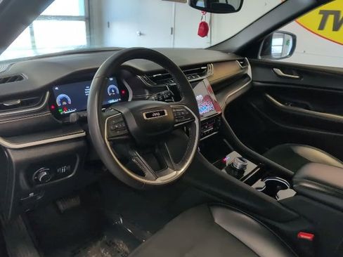 Used 2023 Jeep Grand Cherokee Altitude AWD/4WD image 11