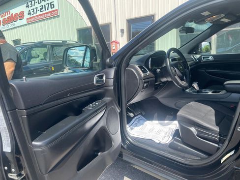Used 2018 Jeep Grand Cherokee Laredo AWD/4WD image 10