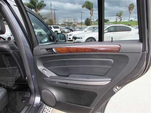 Used 2012 Mercedes-Benz GL 550 4MATIC image 40