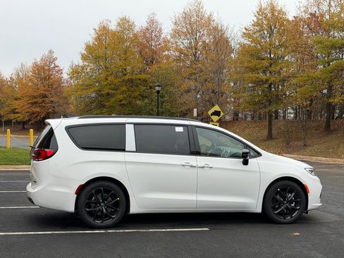 New 2026 Chrysler Pacifica Limited w/ Uconnect Theater Family Group image 6