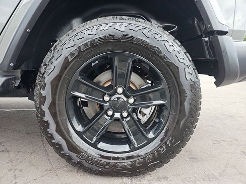 Used 2022 Jeep Wrangler Unlimited Sahara AWD/4WD image 37
