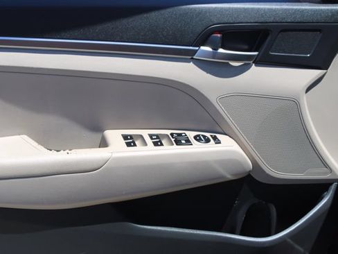 Used 2020 Hyundai Elantra SE FWD image 9