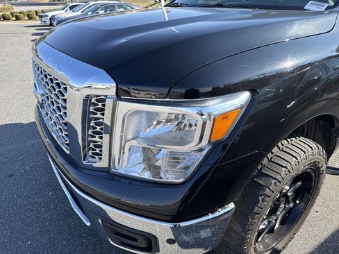 Used 2019 Nissan Titan SV w/ SV Convenience Package image 6