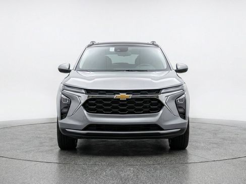Used 2025 Chevrolet Trax LT FWD image 2
