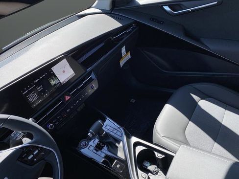 New 2026 Kia Niro EX FWD image 12