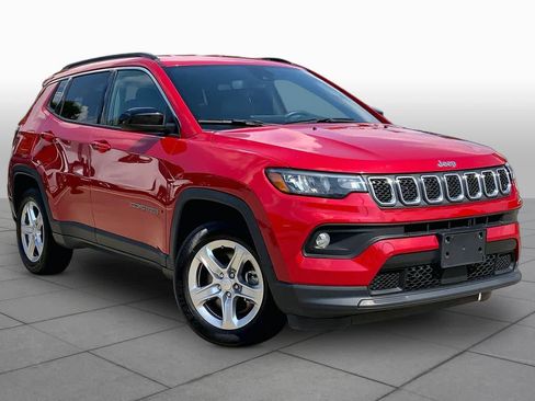 Used 2024 Jeep Compass Latitude AWD/4WD image 3