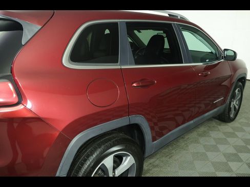 Used 2019 Jeep Cherokee Limited image 16