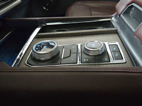 Used 2024 Ford Expedition Limited image 30