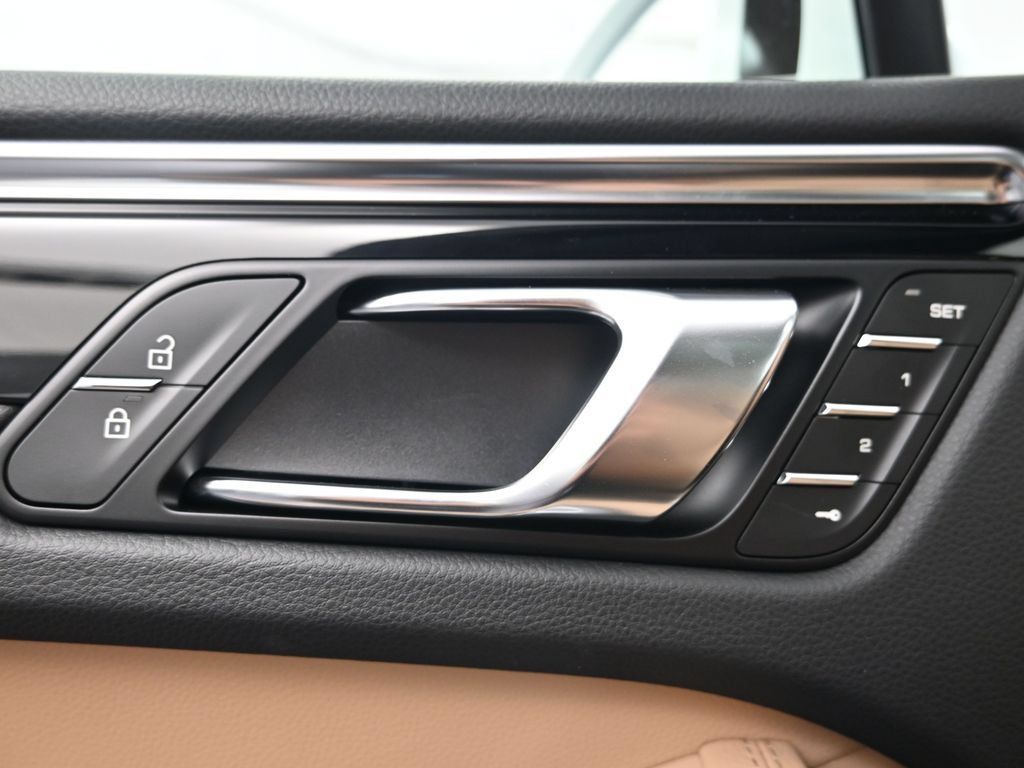 Certified 2026 Porsche Macan AWD/4WD image 18