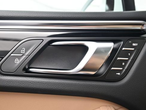 Certified 2026 Porsche Macan AWD/4WD image 18