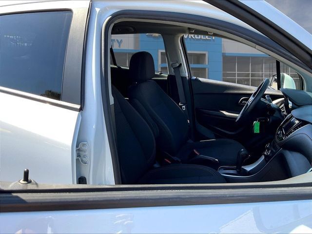 Certified 2022 Chevrolet Trax LS w/ Tint and Cruise Package FWD image 31