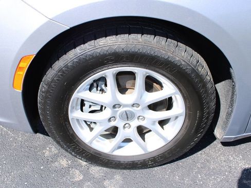 Used 2021 Chrysler Pacifica Touring-L FWD image 5