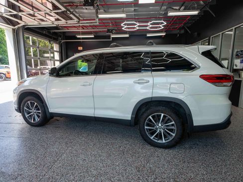 Used 2019 Toyota Highlander XLE AWD/4WD image 2