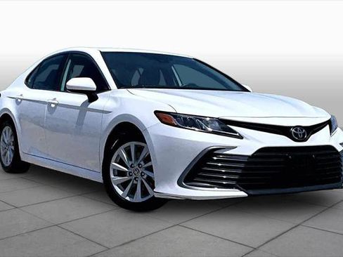 Certified 2022 Toyota Camry LE FWD image 3