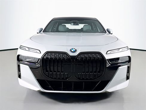 New 2026 BMW 750e xDrive image 2