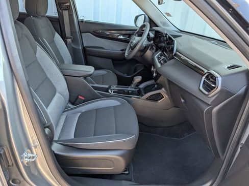 Used 2025 Chevrolet TrailBlazer LT image 2