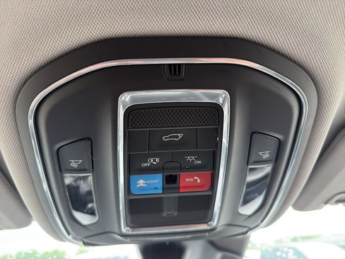 Used 2023 Jeep Grand Cherokee L Limited w/ Luxury Tech Group II AWD/4WD image 23