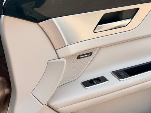 Used 2016 Jaguar XF Premium RWD image 16