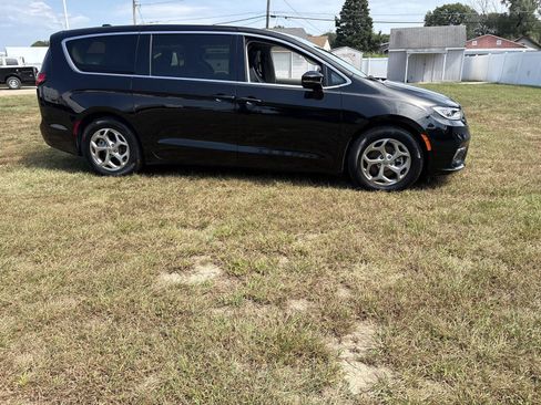 Used 2024 Chrysler Pacifica Limited FWD image 4