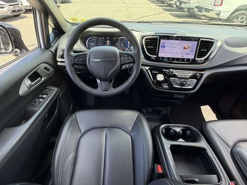Used 2024 Chrysler Pacifica Limited FWD image 20