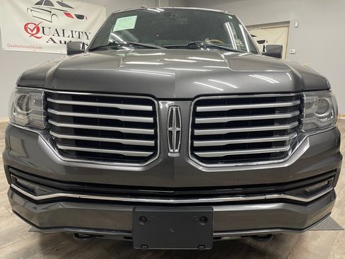 Used 2016 Lincoln Navigator Select RWD image 4