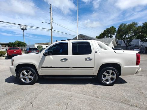 Used 2013 Chevrolet Avalanche LTZ AWD/4WD image 4