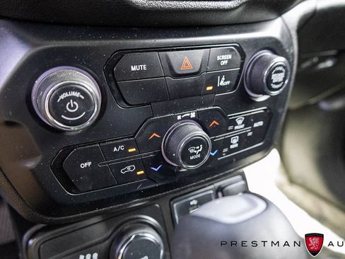 Used 2022 Jeep Renegade Latitude AWD/4WD image 29