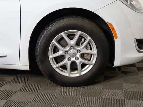 Used 2020 Chrysler Pacifica Touring-L FWD image 20