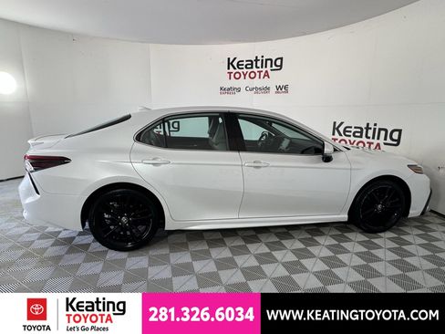 Used 2024 Toyota Camry XSE FWD image 4